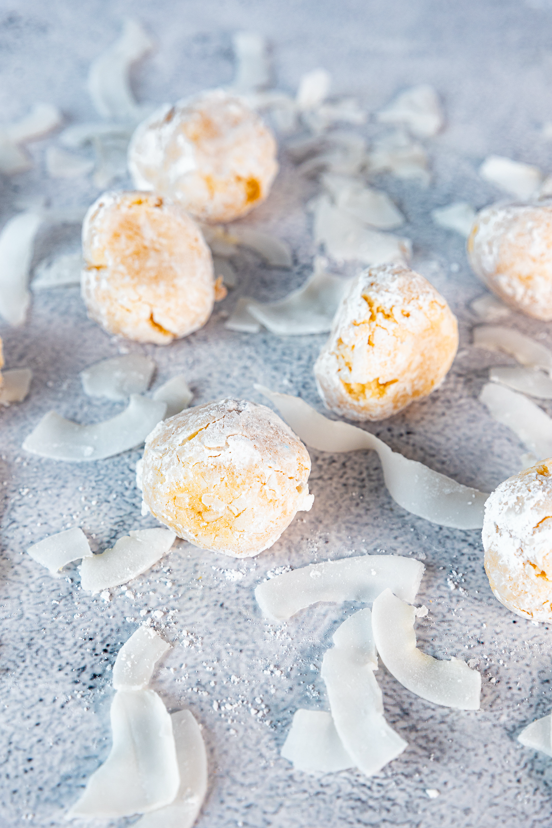 Pizzicotti coconut soft almond cookies with coconut flakes